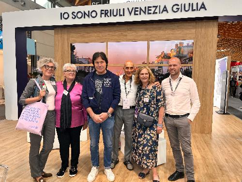L'assessore Bini (al centro) con la delegazione di Sauris al TTG Travel Experience di Rimini