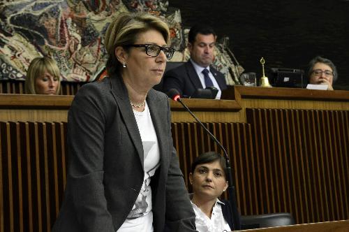 Maria Sandra Telesca (Assessore regionale Salute, Integrazione socio-sanitaria, Politiche sociali e Famiglia) nell'Aula del Consiglio regionale del FVG 