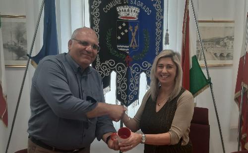 L'assessore regionale alle Infrastrutture e Territorio Cristina Amirante con il sindaco di Sagrado Marco Vittori