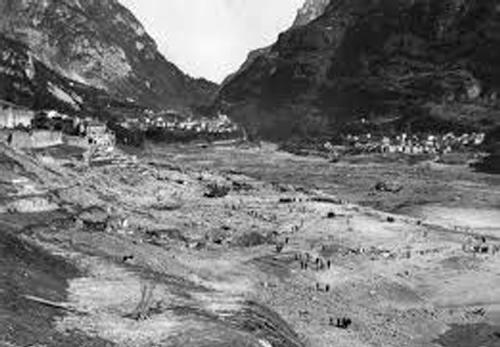 L'area del disastro della Diga del Vajont, nei giorni successivi alla notte del 9 ottobre 1963 in cui la frana che si staccò dalle pendici settentrionali del monte Toc precipitò nel bacino artificiale sottostante e provocò l'onda che spazzò via Longarone ed altri paesi vicini.