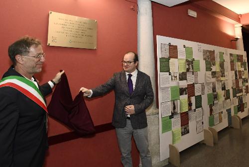 Il sindaco di Muggia Paolo Polidori e il vicegovernatore Mario Anzil inaugurano la targa per i cento anni del Teatro Verdi di Muggia
