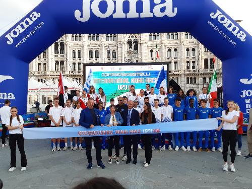 L'assessore regionale Fabio Scoccimarro, a sinistra, alla cerimonia di apertura della Corsa dei castelli e della 1. International road race under 23 a Trieste