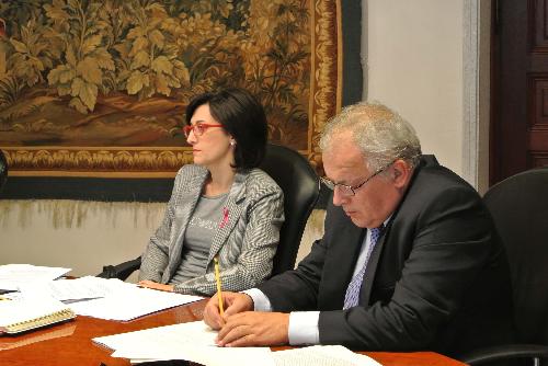 Sara Vito (Assessore regionale Ambiente ed Energia) e Roberto Finardi (Direttore generale Regione FVG) durante la riunione della Giunta regionale - Trieste 10/10/2014