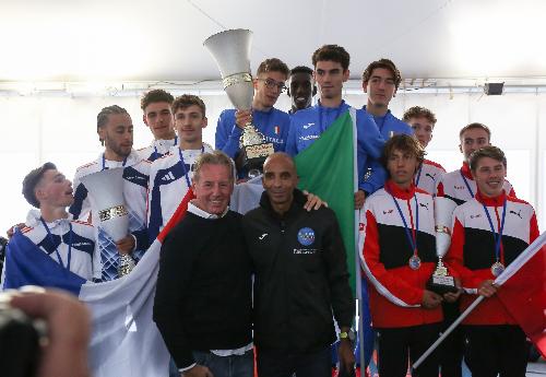 L'assessore regionale alla Difesa dell'ambiente Fabio Scoccimarro durante le premiazioni della 7ma edizione della Corsa dei castelli e della 1st International Road Race Running Match u.23 10k (foto credit Diecisettanta)