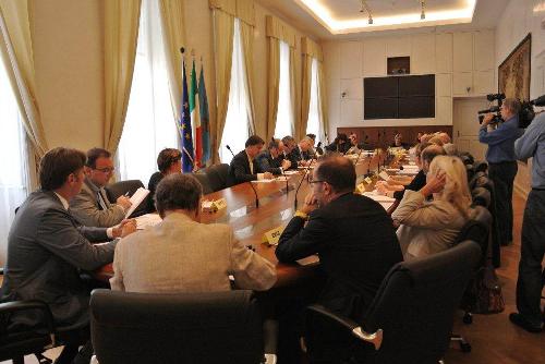 Tavolo della riunione per l'insediamento dei nuovi membri del Comitato istituzionale paritetico per i problemi della Minoranza slovena (legge 38/2001) - Trieste 13/10/2014