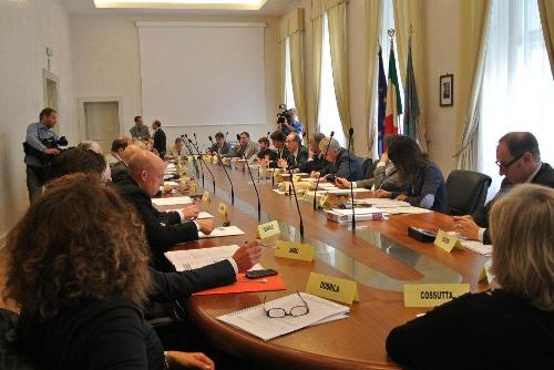 Tavolo della riunione per l'insediamento dei nuovi membri del Comitato istituzionale paritetico per i problemi della Minoranza slovena (legge 38/2001) - Trieste 13/10/2014
