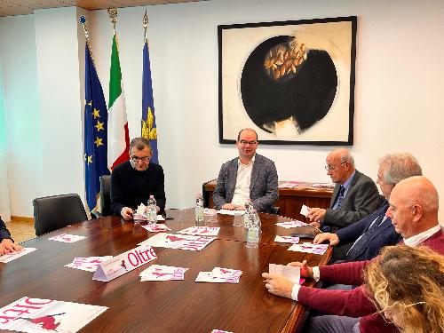 Il vicegovernatore del Friuli Venezia Giulia Mario Anzil (al centro) alla presentazione della stagione 2023/24 del Teatro Luigi Bon intitolata "Oltre"