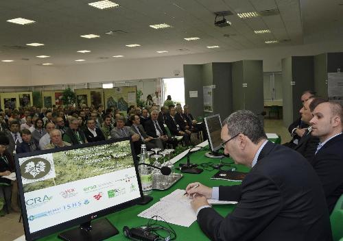 Sergio Bolzonello (Vicepresidente Regione FVG e assessore regionale Risorse agricole e forestali) interviene al "Primo simposio internazionale sugli apparati radicali della vite” – Rauscedo (PN) 16/10/2014