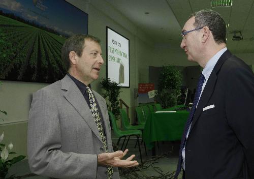 Diego Tomasi [Direttore Centro Ricerca Viticoltura (CRA) Conegliano] e Sergio Bolzonello (Vicepresidente Regione FVG e assessore regionale Risorse agricole e forestali) al "Primo simposio internazionale sugli apparati radicali della vite” – Rauscedo (PN) 16/10/2014