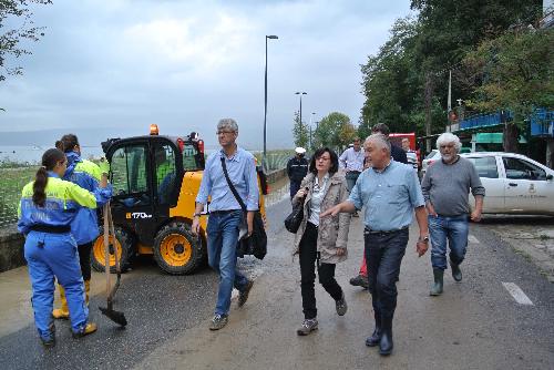 Sara Vito (Assessore regionale Ambiente), Nerio Nesladek (Sindaco Muggia) e tecnici regionali e di Protezione civile, durante il sopralluogo alla casa colpita da una frana causata dal maltempo, sulla strada per Lazzaretto - Muggia (TS) 15/10/2014