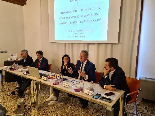 L'assessore regionale Fabio Scoccimarro nel suo intervento al convegno sulla nuova normativa sui rifiuti da costruzione organizzato da Ance Fvg