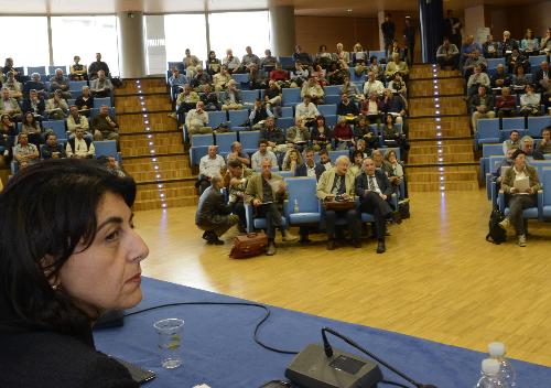 Mariagrazia Santoro (Assessore regionale Lavori pubblici) durante il settimo appuntamento del ciclo di seminari "Costruire ai tempi del Patto di stabilità", nell'Auditorium della Regione FVG – Udine 15/10/2014