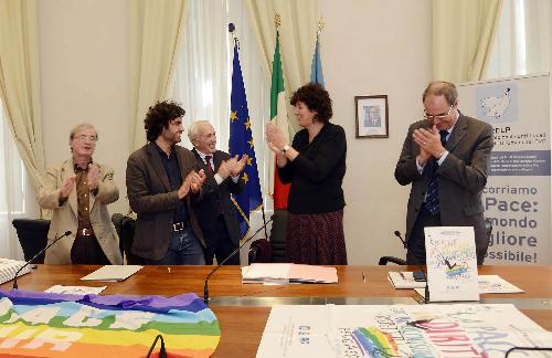 Franco Codega (Consigliere regionale), Federico Angelo Pirone (Assessore Cultura Comune Udine), Flavio Lotti (Coordinatore Marcia della Pace Perugia-Assisi), Loredana Panariti (Assessore regionale Politiche giovanili) e Pietro Biasiol [Dirigente amministrativo Ufficio Scolastico Regionale (USR)] alla sottoscrizione del Protocollo d'intesa con l'Ufficio Scolastico Regionale (USR) e i rappresentanti nazionali e territoriali degli Enti locali per la Pace e i Diritti umani – Trieste 14/10/2014