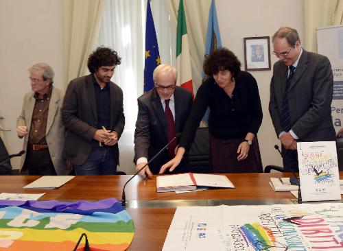 Franco Codega (Consigliere regionale), Federico Angelo Pirone (Assessore Cultura Comune Udine), Flavio Lotti (Coordinatore Marcia della Pace Perugia-Assisi), Loredana Panariti (Assessore regionale Politiche giovanili) e Pietro Biasiol [Dirigente amministrativo Ufficio Scolastico Regionale (USR)] alla sottoscrizione del Protocollo d'intesa con l'Ufficio Scolastico Regionale (USR) e i rappresentanti nazionali e territoriali degli Enti locali per la Pace e i Diritti umani – Trieste 14/10/2014