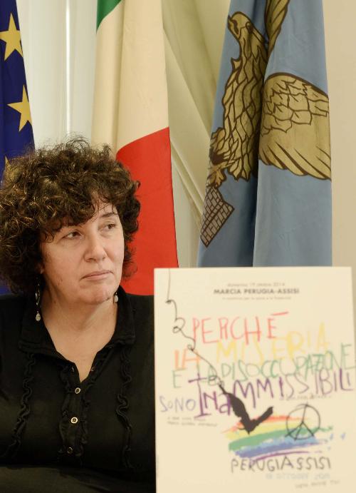 Loredana Panariti (Assessore regionale Politiche giovanili) alla sottoscrizione del Protocollo d'intesa con l'Ufficio Scolastico Regionale (USR) e i rappresentanti nazionali e territoriali degli Enti locali per la Pace e i Diritti umani sui cinque anni di meeting studentesco "Dalla Grande Guerra alla Grande Pace" in FVG – Trieste 14/10/2014