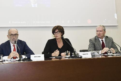 Gli assessori regionali Riccardo Riccardi e Alessia Rosolen con il direttore del cluster Fvg Scienze della Vita Stefano De Monte