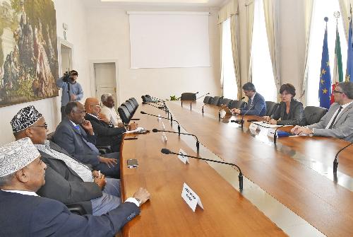 Gli assessori regionale alla Sicurezza e immigrazione Pierpaolo Roberti e alla Formazione Alessia Rosolen assieme alla delegazione composta dai deputati somali Salim Ali Ibro e Abdurahman Ahmad Muhamad, dal presidente dalla comunità somala in Friuli Venezia Giulia e dell'Associazione nazionale Oltre le Frontiere Faghi Elmi Ahmed e da Piero De Petris in rappresentanza della comunità italo-somala in Italia e dai rappresentanti della comunità somala di Trieste Mohamed Hassan Musse e Aweys Sheekh Muumin.