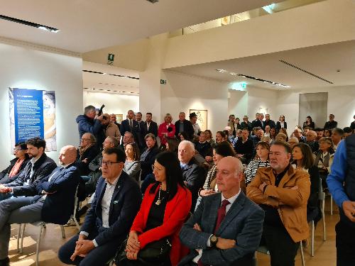 Il pubblico presente alla presentazione del Fori Salone di Sicam alla Galleria d'arte Bertoia di Pordenone