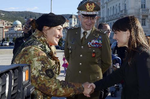 Debora Serracchiani (Presidente Regione Friuli Venezia Giulia), accanto al generale di Corpo d'Armata Claudio Graziano (Capo di Stato Maggiore Esercito Italiano), saluta una soldatessa - Piazza Unità d'Italia, Trieste 22/10/2014