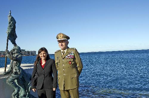 Debora Serracchiani (Presidente Regione Friuli Venezia Giulia) e il generale di Corpo d'Armata Claudio Graziano (Capo di Stato Maggiore Esercito Italiano) sulla Riva Caduti per l'Italianità, accanto al monumento che ricorda l'arrivo dei Bersaglieri a Trieste il 3 novembre 1918 - Piazza Unità d'Italia, Trieste 22/10/2014