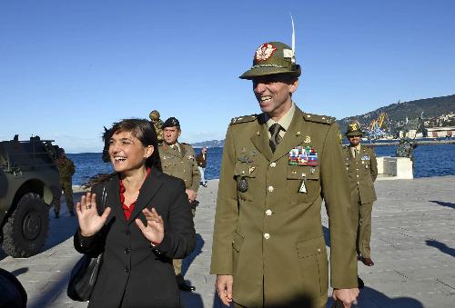 Debora Serracchiani (Presidente Regione Friuli Venezia Giulia) con il generale Michele Risi (Comandante Brigata Alpina Julia) sulla Riva Caduti per l'Italianità - Piazza Unità d'Italia, Trieste 22/10/2014