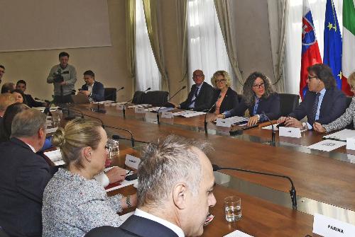 L'assessore regionale alle Attività produttive Sergio Emidio Bini (a destra) durante l'incontro di oggi con la delegazione guidata dal Ministro dei trasporti della Repubblica slovacca Pavol Lancaric, incentrato sullo sviluppo dei corridoi di solidarietà tra Italia, Slovacchia e Ucraina