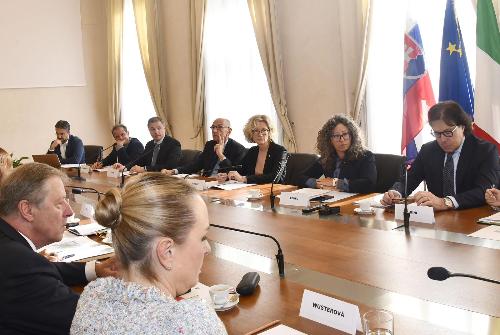 L'assessore regionale alle Attività produttive Sergio Emidio Bini (a destra) durante l'incontro di oggi con la delegazione guidata dal Ministro dei trasporti della Repubblica slovacca Pavol Lancaric, incentrato sullo sviluppo dei corridoi di solidarietà tra Italia, Slovacchia e Ucraina