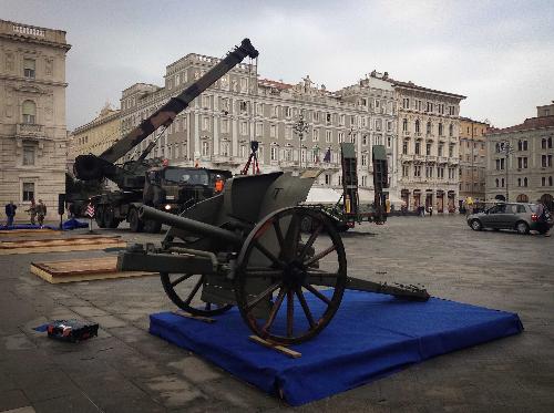 Fase di allestimento della mostra "La Grande Guerra" in piazza Unità d'Italia - Trieste 21/10/2014 (Foto Esercito Italiano)