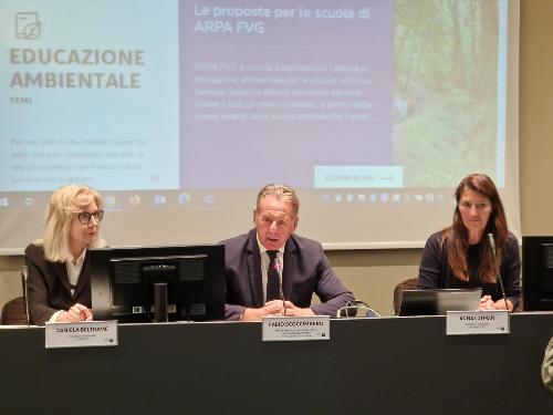 L'assessore regionale alla Difesa dell'ambiente Fabio Scoccimarro tra i direttori dell'Usr, Daniela Beltrame, e di Arpa Fvg, Anna Lutman