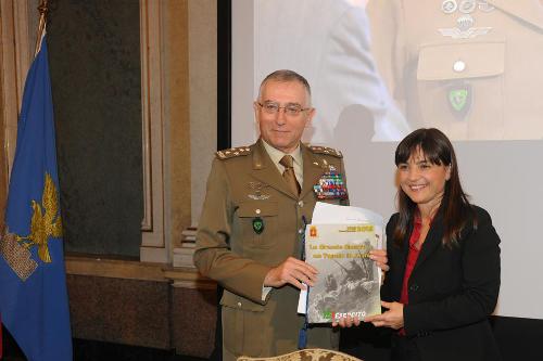 Il generale di Corpo d'Armata Claudio Graziano (Capo di Stato Maggiore Esercito Italiano) e Debora Serracchiani (Presidente Regione Friuli Venezia Giulia) presentano il CalendEsercito 2015, nel Salone di Rappresentanza del Palazzo della Presidenza della Regione FVG in piazza Unità d'Italia - Trieste 22/10/2014