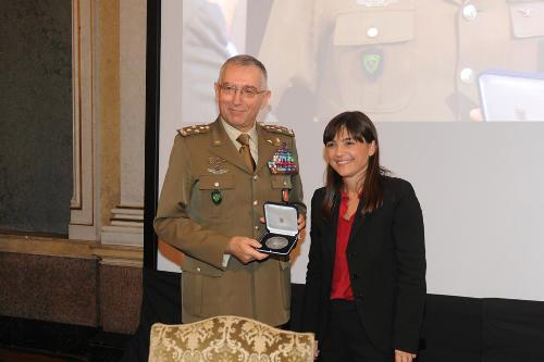 Il generale di Corpo d'Armata Claudio Graziano (Capo di Stato Maggiore Esercito Italiano) riceve la medaglia della Regione FVG da Debora Serracchiani (Presidente Regione Friuli Venezia Giulia), alla presentazione del CalendEsercito 2015, nel Salone di Rappresentanza del Palazzo della Presidenza della Regione FVG in piazza Unità d'Italia - Trieste 22/10/2014