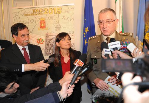 Domenico Rossi (Sottosegretario Ministero Difesa), Debora Serracchiani (Presidente Regione Friuli Venezia Giulia) e il generale di Corpo d'Armata Claudio Graziano (Capo di Stato Maggiore Esercito Italiano) alla presentazione di CalendEsercito 2015, nel Salone di Rappresentanza del Palazzo della Presidenza della Regione FVG in piazza Unità d'Italia - Trieste 22/10/2014