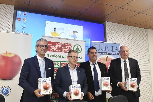 L'assessore regionale alle Risorse agroalimentari, forestali e ittiche Stefano Zannier (secondo da sx) con il direttore regionale Despar per il Friuli Venezia Giulia Fabrizio Cicero Santalena, il titolare di Pomis Peter Larcher, e il sindaco di Mortegliano Roberto Zuliani. 