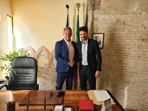 L'assessore regionale alla Difesa dell'ambiente Fabio Scoccimarro (a sinistra) con il neoassessore all'Ambiente del Comune di Pordenone Mattia Tirelli