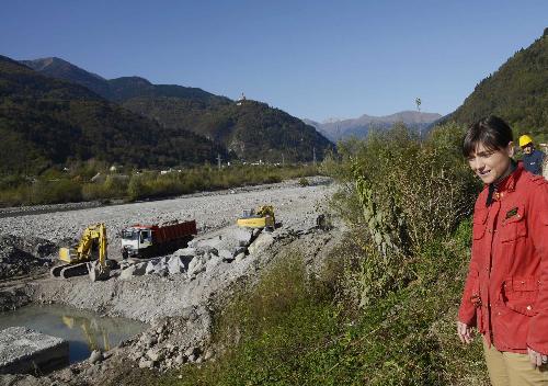 Debora Serracchiani (Presidente Regione Friuli Venezia Giulia e commissario straordinario mitigazione rischio idrogeologico) visita il cantiere dei lavori di ripristino e consolidamento dei pennelli sulla sponda sinistra del torrente But - Frazione Cadunea, Tolmezzo 27/10/2014