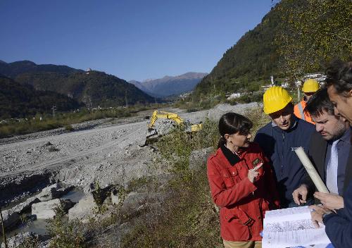 Debora Serracchiani (Presidente Regione Friuli Venezia Giulia e commissario straordinario mitigazione rischio idrogeologico) visita il cantiere dei lavori di ripristino e consolidamento dei pennelli sulla sponda sinistra del torrente But - Frazione Cadunea, Tolmezzo 27/10/2014