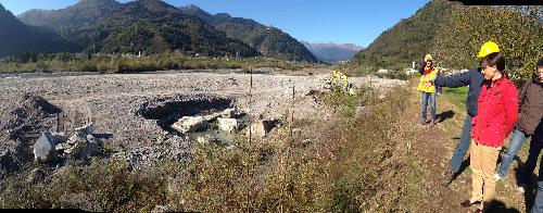 Debora Serracchiani (Presidente Regione Friuli Venezia Giulia e commissario straordinario mitigazione rischio idrogeologico) visita il cantiere dei lavori di ripristino e consolidamento dei pennelli sulla sponda sinistra del torrente But - Frazione Cadunea, Tolmezzo 27/10/2014