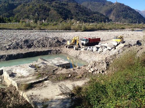 Il cantiere dei lavori di ripristino e consolidamento dei pennelli sulla sponda sinistra del torrente But - Frazione Cadunea, Tolmezzo 27/10/2014