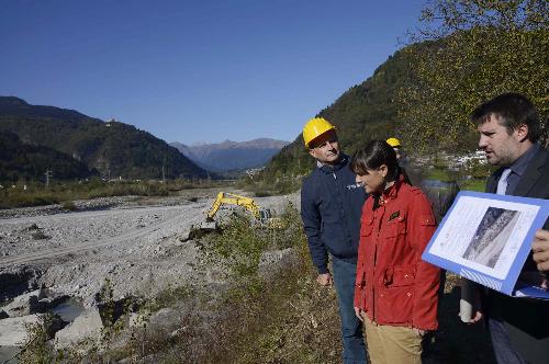 Debora Serracchiani (Presidente Regione Friuli Venezia Giulia e commissario straordinario mitigazione rischio idrogeologico) visita il cantiere dei lavori di ripristino e consolidamento dei pennelli sulla sponda sinistra del torrente But - Frazione Cadunea, Tolmezzo 27/10/2014