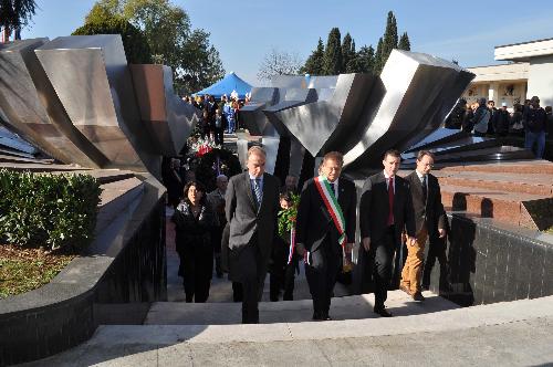Mariagrazia Santoro (Assessore Regione FVG) alla cerimonia di commemorazione delle vittime del Campo di Concentramento della Seconda Guerra mondiale, con autorità italiane, slovene e croate - Gonars 01/11/2014