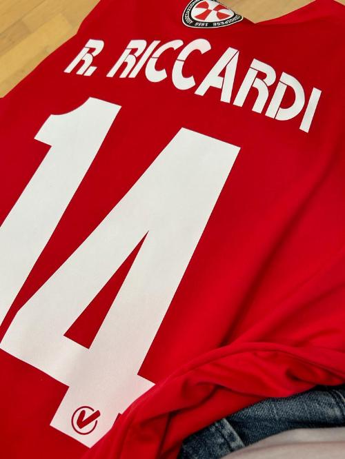 La maglia della Codroipo Basket Academy donata all'assessore Riccardi.