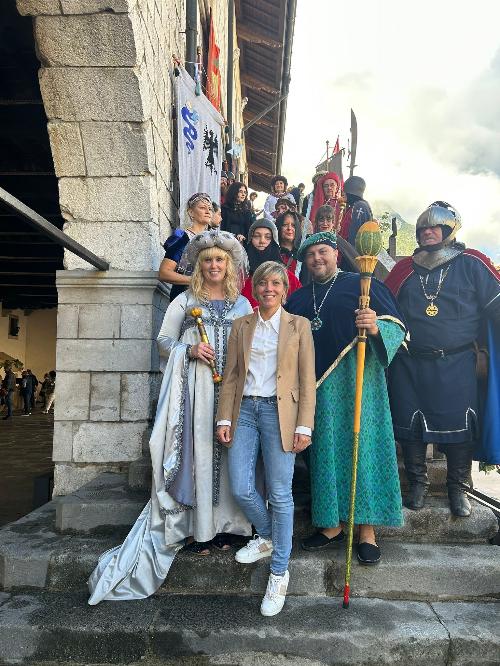 L'assessore Zilli con alcuni dei figuranti in costume della Festa della zucca di Venzone