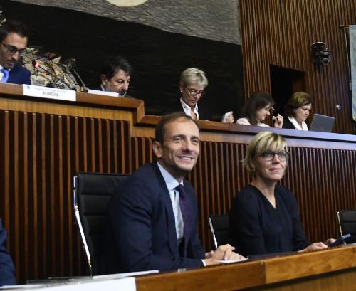 L'assessore regionale Barbara Zilli assieme al governatore Fedriga durante il dibattito in Aula