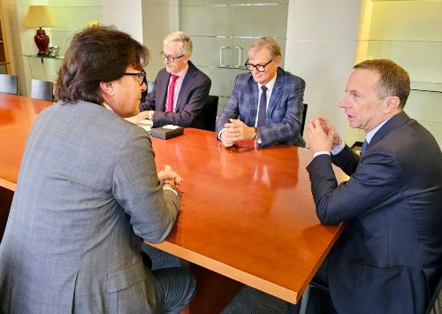 Un memomento dell'incontro tra l'assessore regionale alle Attività produttive Sergio Emidio Bini e il Console generale di Chicago Thomas Botzios 