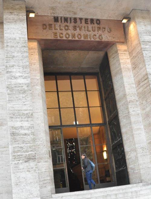 Debora Serracchiani (Presidente Regione Friuli Venezia Giulia) arriva al Ministero dello Sviluppo Economico (MiSE) per il Tavolo sullo stabilimento Ideal Standard di Orcenico di Zoppola (PN) - Roma 11/11/2014