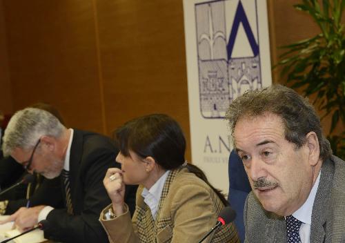 Paolo Panontin (Assessore regionale Funzione pubblica e Autonomie locali), Debora Serracchiani (Presidente Regione Friuli Venezia Giulia) e Mario Pezzetta (Presidente ANCI FVG) al convegno "La Regione e i Comuni: un gioco di squadra per le Riforme", organizzato da ForSer FVG in collaborazione con ANCI FVG - Udine 10/11/2014