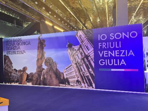 Lo stand regionale con il pannello GO!2025 e il claim Io Sono Friuli Venezia Giulia