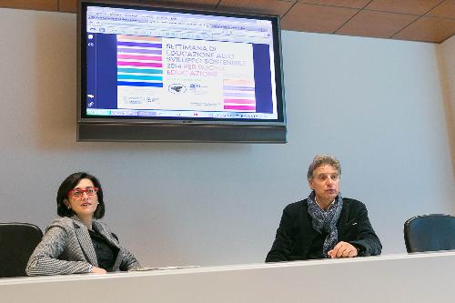 Sara Vito (Assessore regionale Ambiente) e Sergio Sichenze (Direttore Laboratorio Regionale di Educazione Ambientale - LaREA di ARPA FVG) alla presentazione della Settimana Unesco di Educazione allo sviluppo sostenibile - Udine 14/11/2014