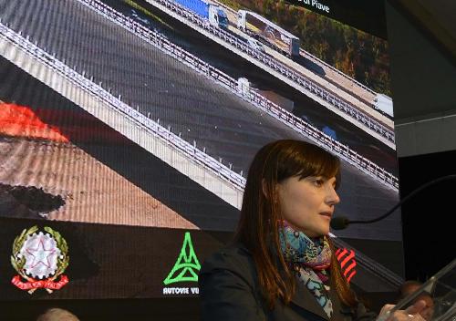 Debora Serracchiani (Presidente Regione Friuli Venezia Giulia) interviene alla cerimonia d'inaugurazione ufficiale del primo lotto della terza corsia dell'Autostrada A4, sul nuovo ponte sul fiume Piave - Noventa di Piave 17/11/2014
