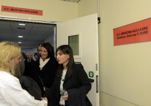Franca Dore (Direttore Struttura Complessa Medicina Nucleare AOUTS) accompagna Debora Serracchiani (Presidente Regione Friuli Venezia Giulia) nel nuovo reparto di Medicina Nucleare dell'Azienda Ospedaliero-Universitaria "Ospedali Riuniti" di Trieste (AOUTS), all'Ospedale di Cattinara - Trieste 17/11/2014